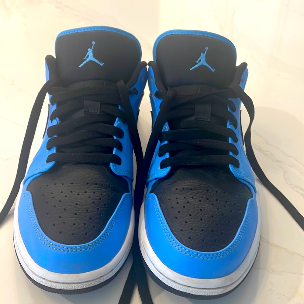 Jordan 1 low university blue.